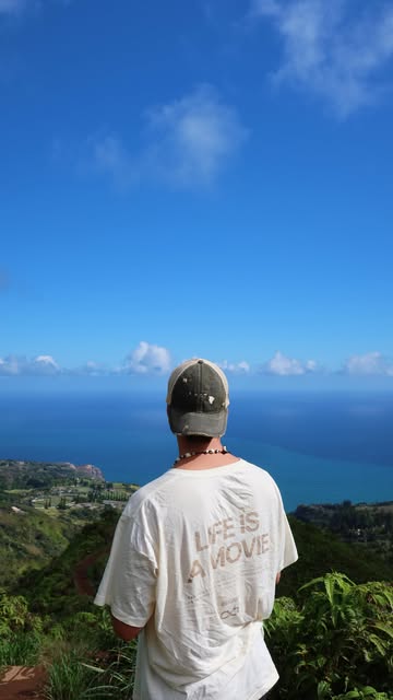 Juan Cruz Piccagli mirando el mar